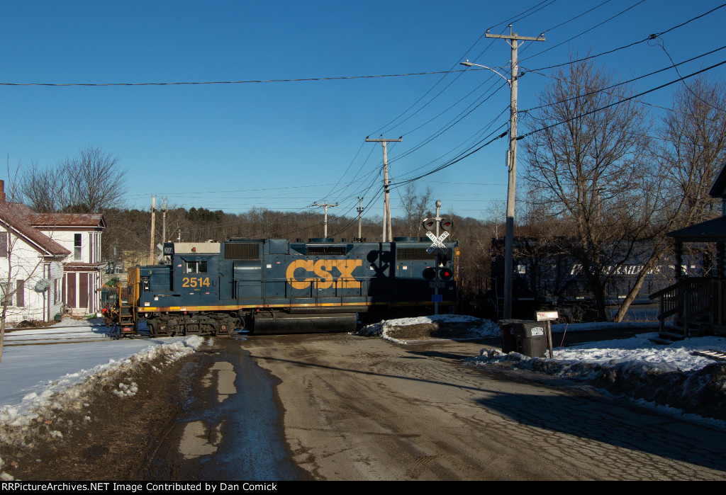 CSXT 2514 Leads L068-03 at Shawmut